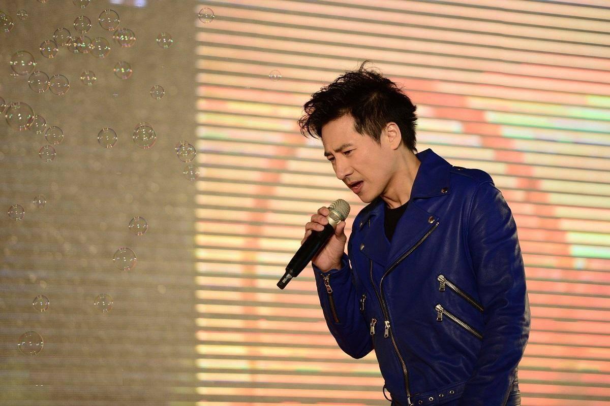 因李咏所赐艺名和金星唱反调，曾爆红今36岁竟做了无名服务生？