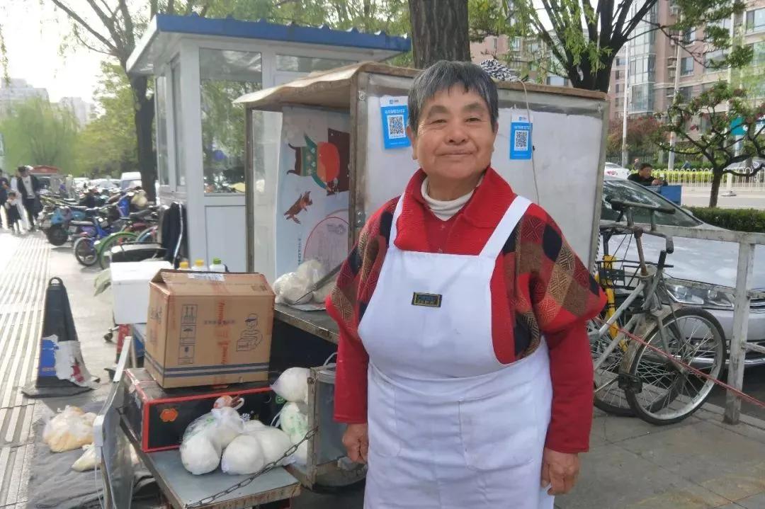 72岁农村老太边卖馒头边写诗 10多万字惊动大学教授