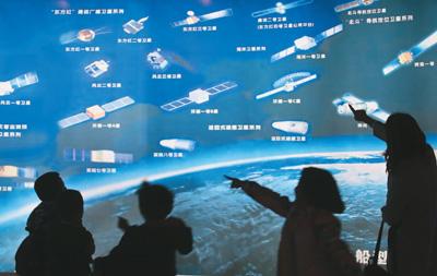 四月二十二日，参观者在位于山东烟台的中国航天五一三研究所观看“卫星飞船型谱图”。 　　唐 克摄