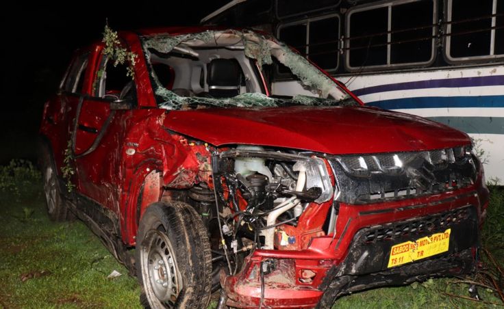 阿扎姆乘坐的汽车被村民破坏。