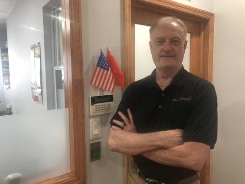 美国白人大叔创办中文流行乐电台 望华裔不忘文化