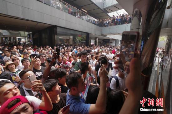 资料图：粉丝等待明星出现。<a target='_blank' href='http://www.chinanews.com/'>中新社</a>记者 贾天勇 摄