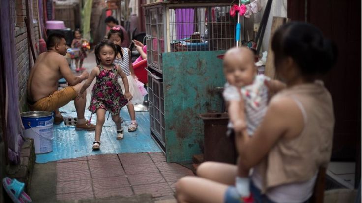 2017年8月，北京郊区的一家农民工及其孩子在玩耍。