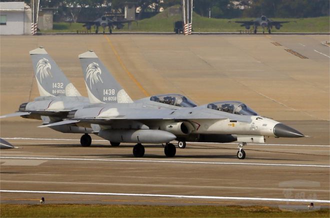 台湾空军两架F-16战机在台湾东部花莲空军基地训练（2018年6月资料照片）