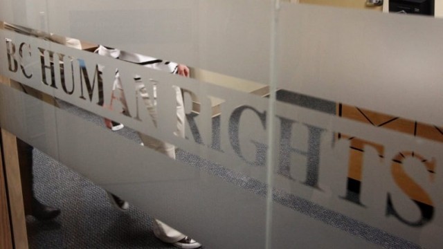 白人雇员遭歧视人权法庭判赔 华裔老板赔惨了