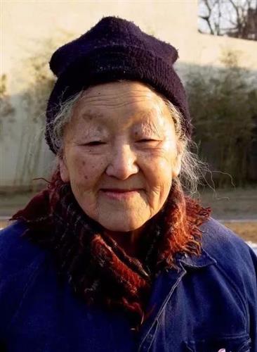 一位贫穷的老人悄然离世 她才是中国真正的明星