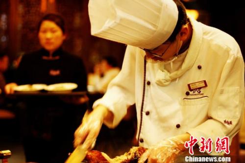 资料图 ：花家师傅片烤鸭 张艳红 摄
