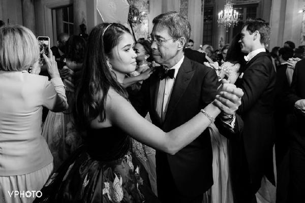 全世界最顶级的19个名媛合照时，谁站C位？