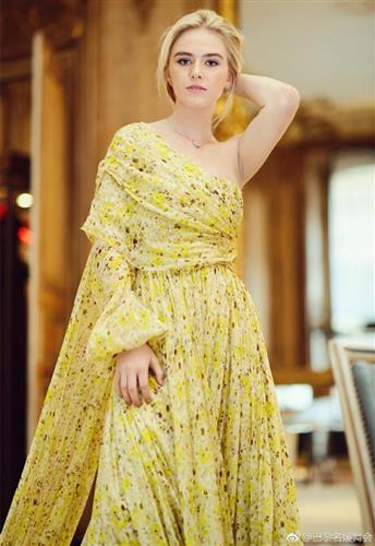 全世界最顶级的19个名媛合照时，谁站C位？