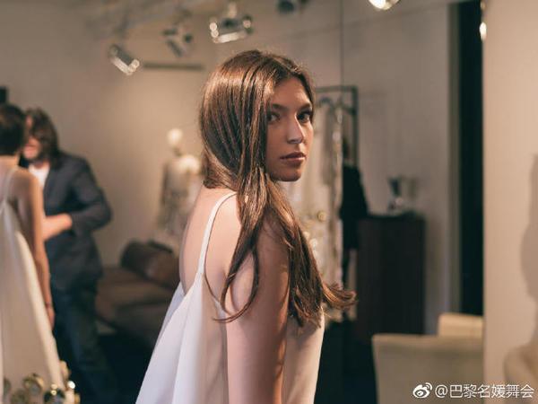 全世界最顶级的19个名媛合照时，谁站C位？