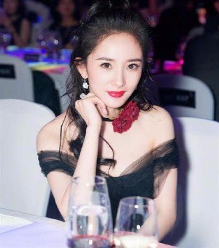 杨幂双马尾女仆装美出天际！网友:是心动的感觉！