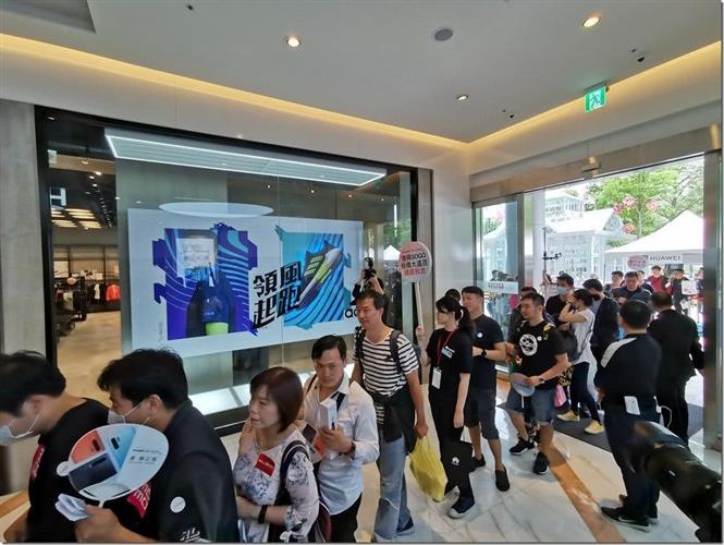 华为P30系列台湾开卖 3500人排队抢购创纪录