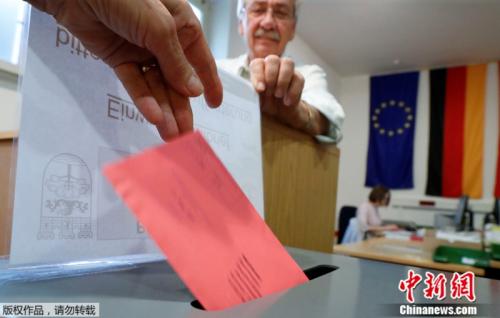 5月21日，一名男性在德国柏林一个投票站进行欧洲议会选举的提前投票。