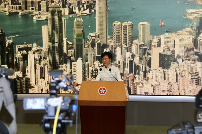 中评关注:港府暂缓修例 多方回应表理解