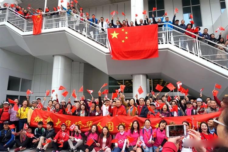 温哥华国旗快闪活动 庆祝祖国70华诞