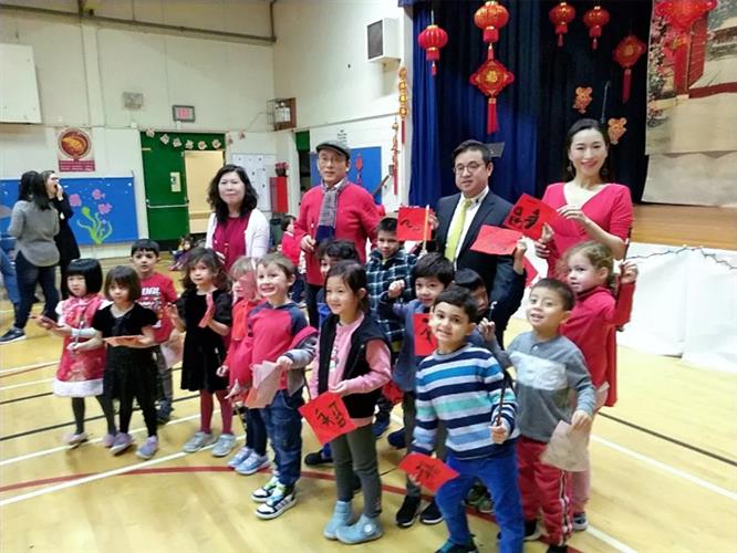 法国蓝遇见中国红！新时代文化经贸促进会和中国国家书画院，与加拿大法语学校近300名师生的中国“鼠”年