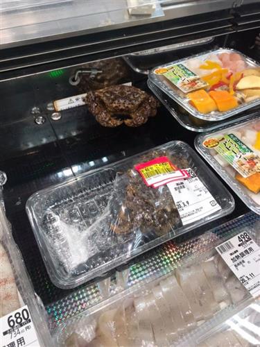 超市螃蟹被贴半价愤而逃走:不躲起来会被抓到