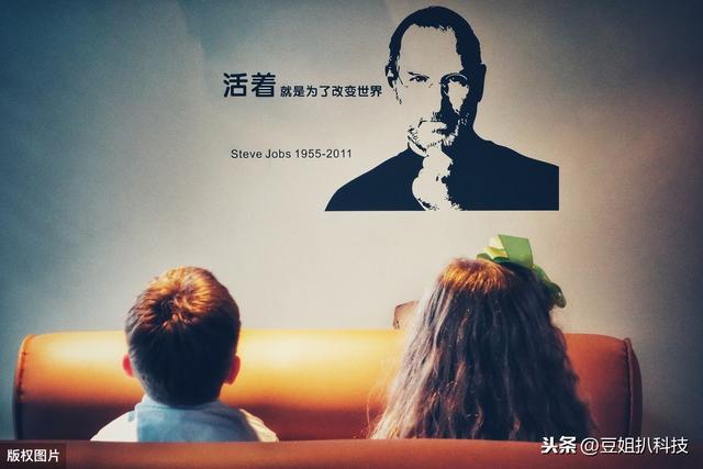 乔布斯的苹果快倒闭时，最大对手盖茨打款1.5亿