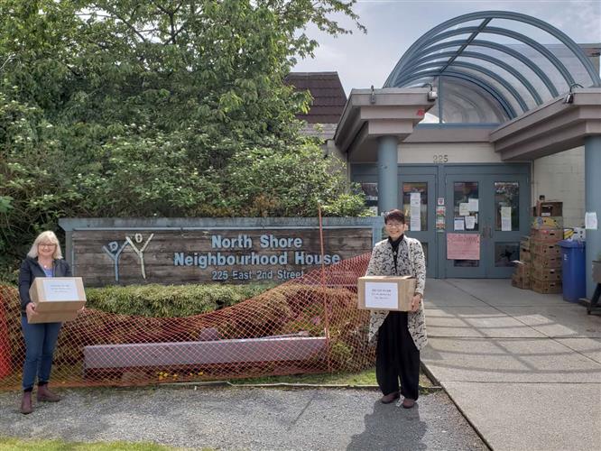 省議員屈潔冰聯同省議員Jane Thornthwaite向北溫四個長者設施贈口罩