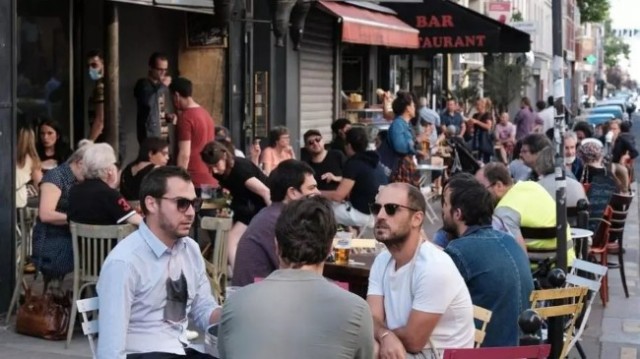 疫情好转 巴黎咖啡厅老板开始 “ 抢占地盘 ”