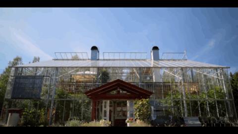 夫妻俩用7年时间盖了一栋全透明的“自然屋”