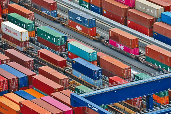 海运一柜难求运价飙升 恐影响欧美年底消费旺季