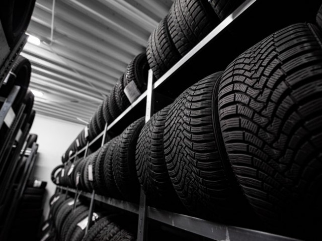 全球货柜价格飞涨 今冬加拿大轮胎供应或短缺