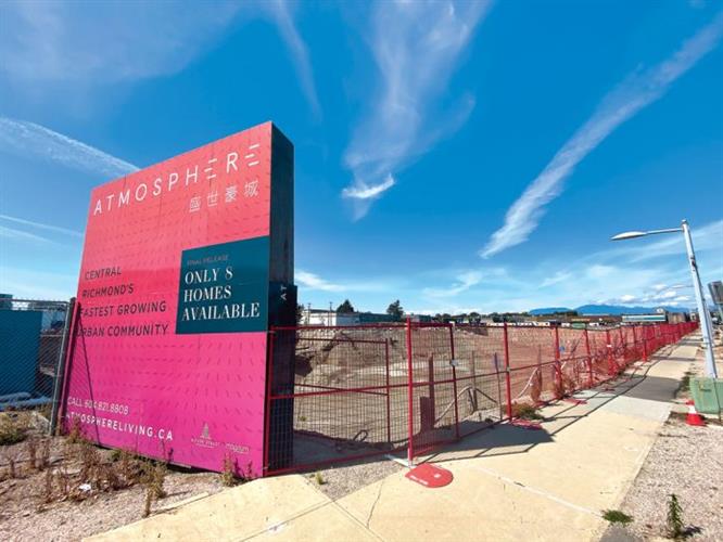 首次买楼花就遇坑，卑诗“盛世豪城”欠款近千万停工半年