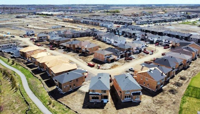 专家顾问建议十年增减150万房屋，解决房屋短缺问题