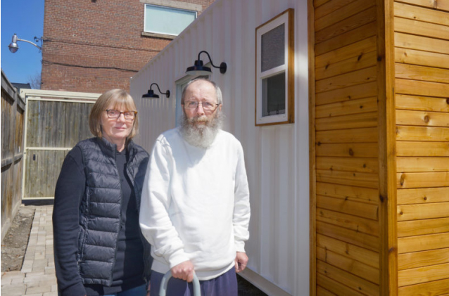 多伦多退休女子花13万在后院盖小屋照应家人