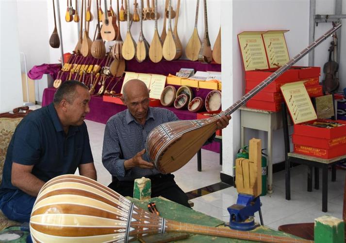 中国南疆百年“乐器村”技艺传承“声声不息”