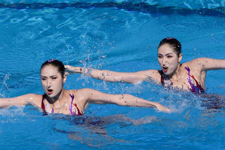 游泳世锦赛：花游姐妹王柳懿、王芊懿为中国队夺得首金