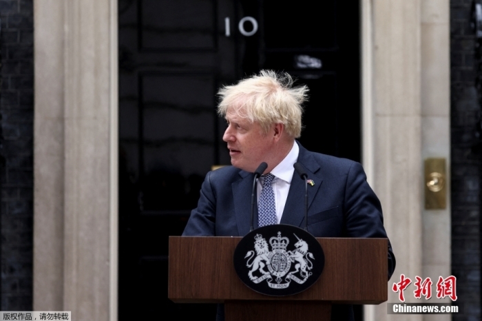 资料图：英国首相约翰逊发表辞职声明，他表示自己将留任至“新领导人就位”。约翰逊还在讲话中列举了自己在任期间的一系列成就，并称自己“感到无比自豪”。