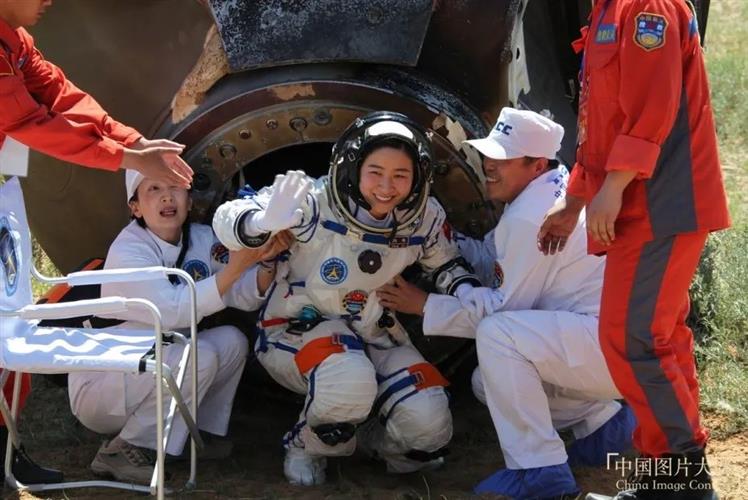 　　2012年6月29日，神舟九号载人飞船完成绕地飞行和太空对接任务后顺利返回地球，我国首位女航天员刘洋出舱。(作者：王建民)