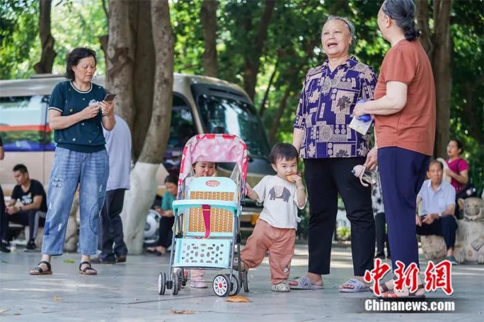 中国第七次全国人口普查主要数据显示，2020年中国大陆总人口约14.1亿人。图为广西百色，公园里的休闲民众。陈冠言 摄