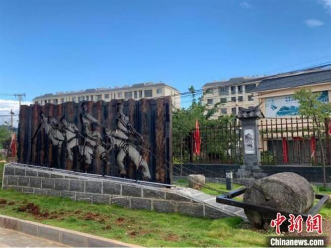 图为永平县滇缅公路纪念馆的石碾雕塑。　熊佳欣　摄