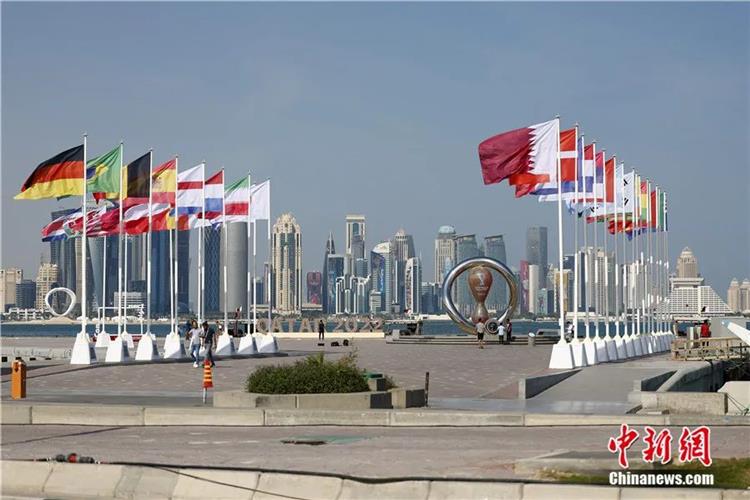 卡塔尔世界杯倒计时广场上，各参赛国国旗迎风飘扬。富田 摄