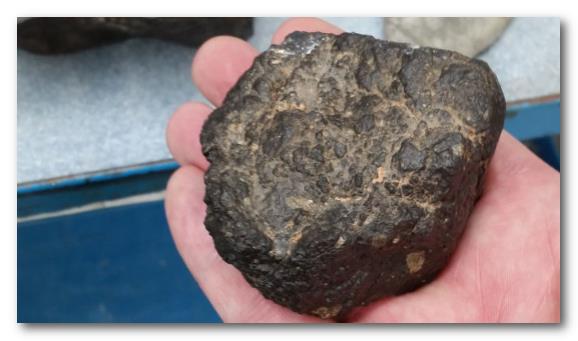 罕见！科学家要求安省居民捡这种黑石头！有数十亿年历史