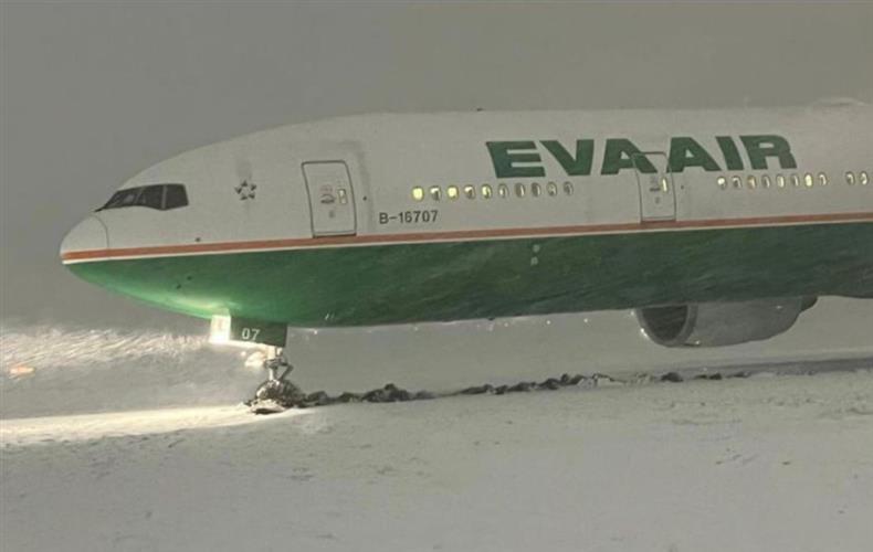 一架中国飞加拿大客机不慎滑出跑道，253名乘客有惊无险