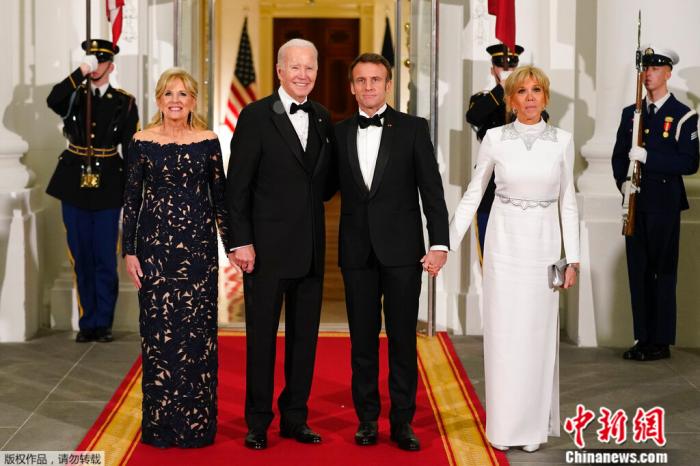 12月1日，美国总统拜登夫妇与法国总统马克龙夫妇在抵达白宫参加国宴时合影。