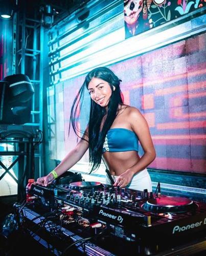年仅23岁的女大学瓦伦蒂娜，课余时间在酒吧担任音乐DJ，外型出众的她至今拥有1.6万名粉丝追踪。