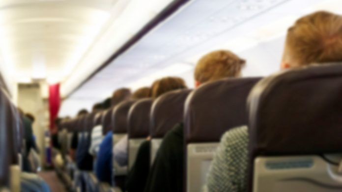 乘客搭飞机心跳停止　56名心脏科医生搭同班机“神救援”