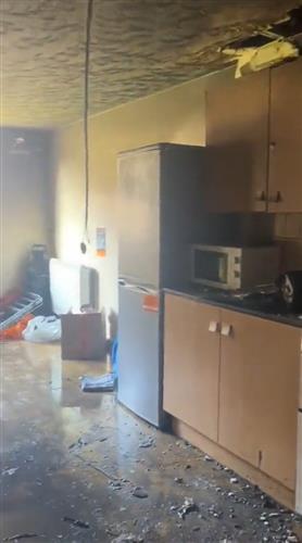 整个厨房区域都遭受波及，烧成一片焦黑。  （截图自Twitter）