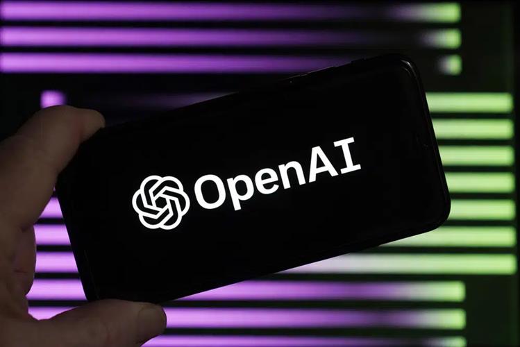 马斯克2015年与投资者共同创办OpenAI，但在2018年离开了董事会。AP