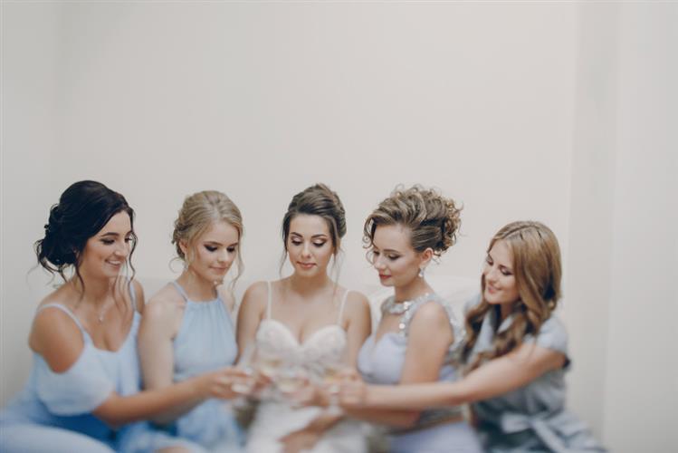 伴娘在婚礼上素颜意外惹怒新郎。（示意图 ）