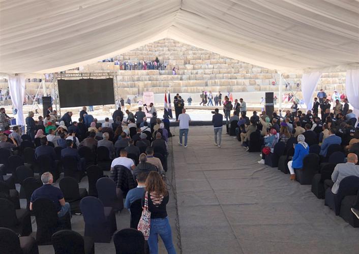 埃及旅游和文物部长艾哈迈德·伊萨在埃及开罗吉萨大金字塔前与媒体交谈。路透社