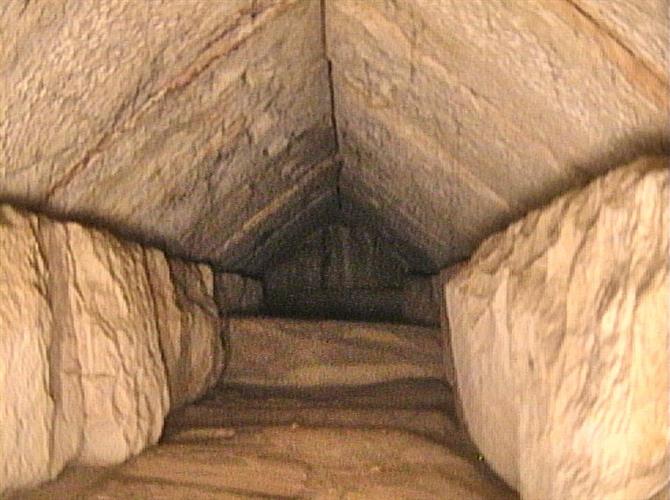 考古团队本次在吉萨大金字塔内部发现的隐密通道。路透/AP