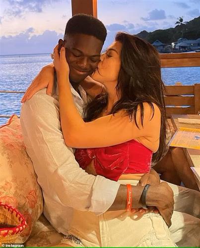 菲比在社交媒体分享2人甜蜜照片。 PhoebeGates IG