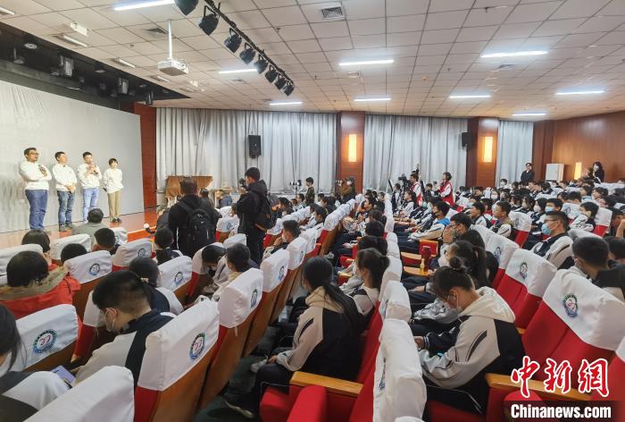 导演郭帆走进校园谈ChatGPT：所有技术都是“双刃剑”