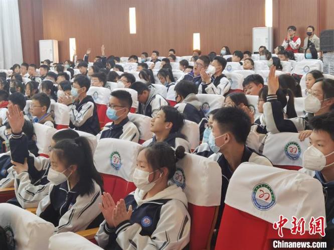 太原市第二十七中学的学生们踊跃举手发言。　胡健 摄